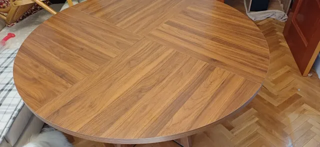 Mesa de comedor redonda de madera