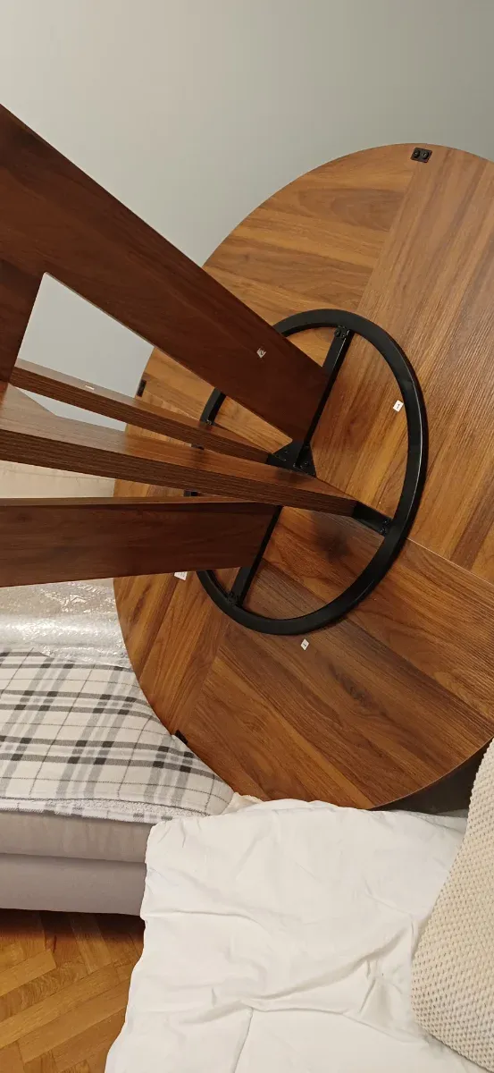 Mesa de comedor redonda de madera