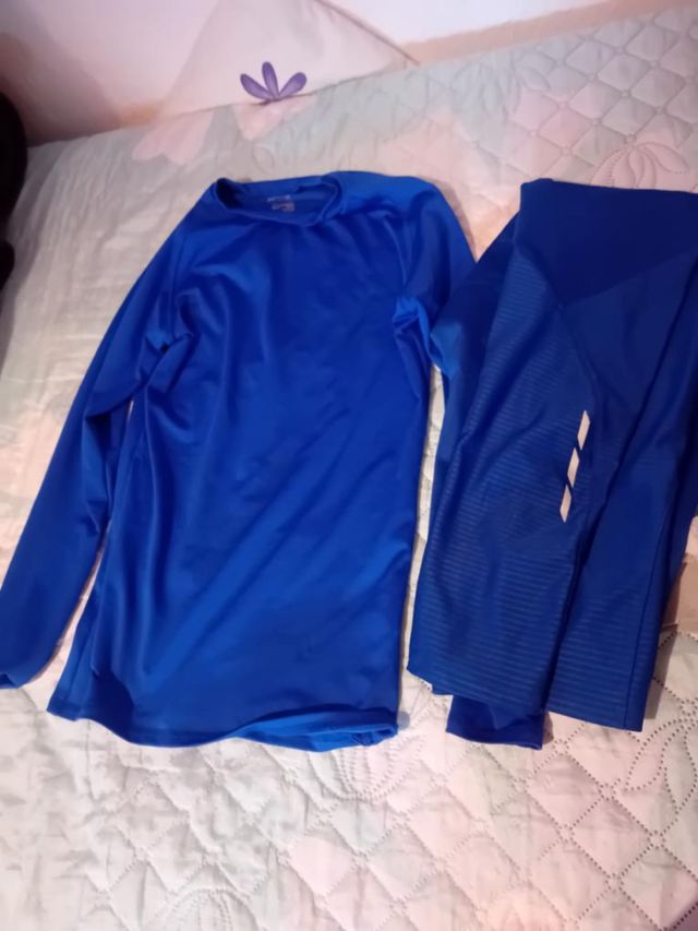 Conjunto deportivo azul