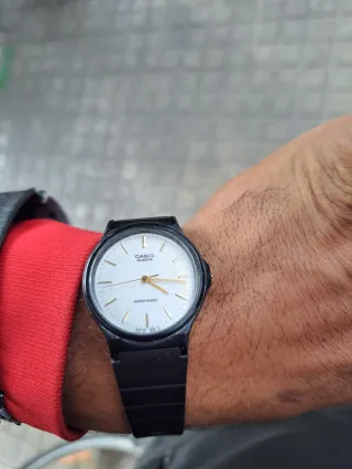 Reloj Casio Analógico Blanco y Negro