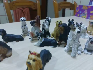 Colección de figuras de perros