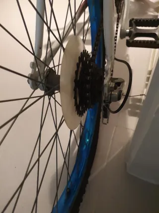 Bici de montaña roja/azul electrico.Marca Shimano