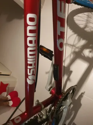 Bici de montaña roja/azul electrico.Marca Shimano