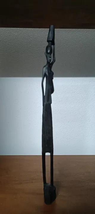 Figura de madeira africana preta