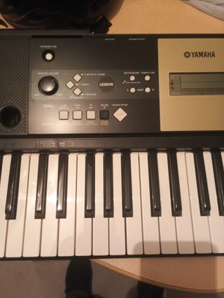 Piano Electrónico Yamaha YPT-220