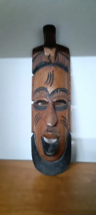 Máscara de madeira decorativa