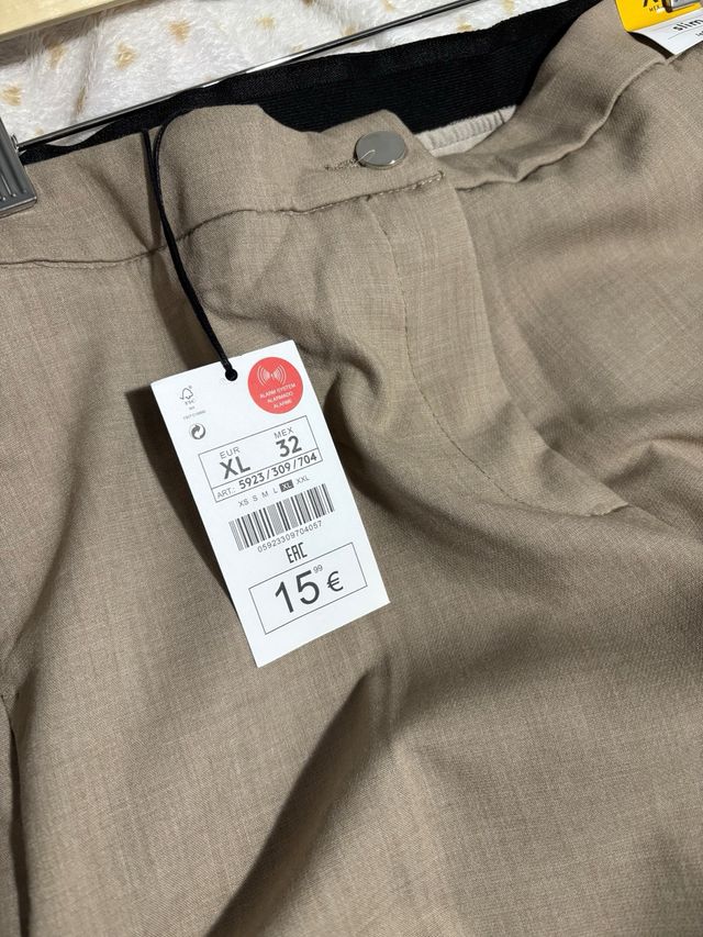 Pantalones beige talla XL.