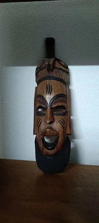 Máscara de madeira decorativa
