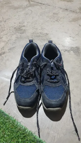 Zapatos de seguridad azules y grises