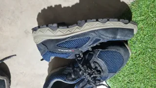 Zapatos de seguridad azules y grises