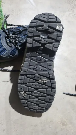 Zapatos de seguridad azules y grises