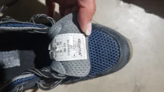 Zapatos de seguridad azules y grises