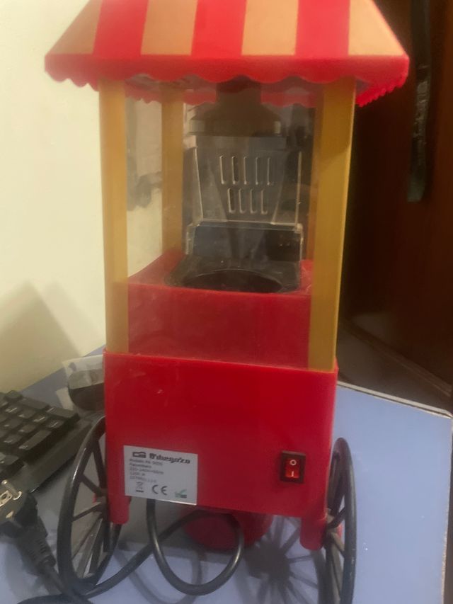 Máquina de palomitas roja y dorada