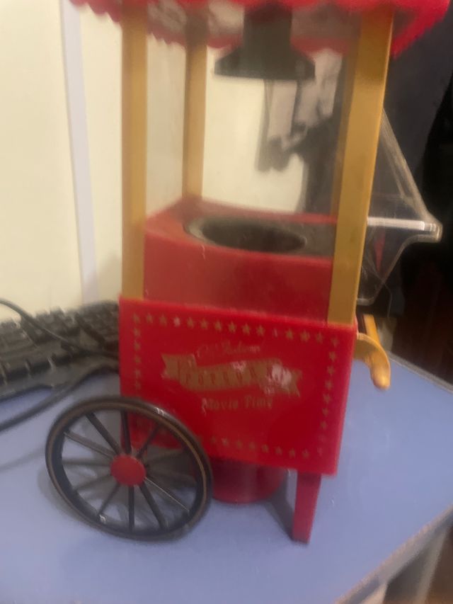 Máquina de palomitas roja y dorada