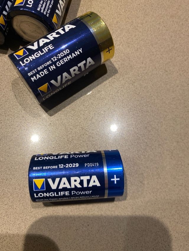 Pack Pilas AAA y D Varta y Amazon