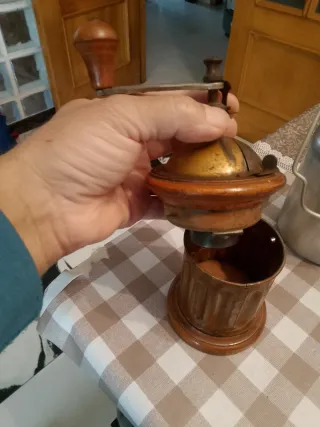 Molinillo de café antiguo de madera