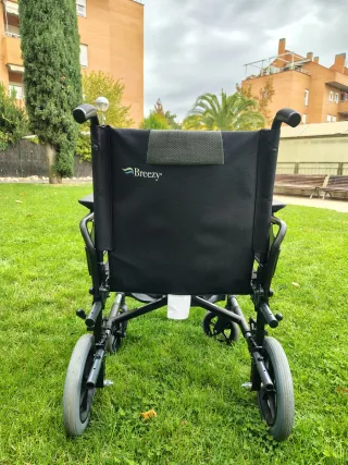 Silla de ruedas manual no autopropulsable plegable