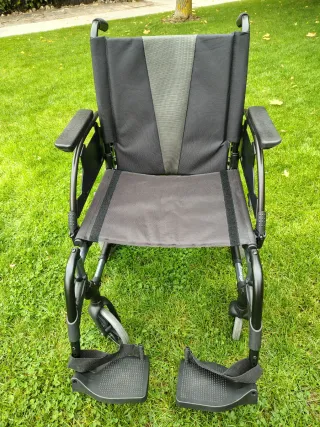 Silla de ruedas manual no autopropulsable plegable