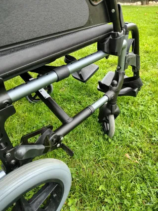 Silla de ruedas manual no autopropulsable plegable