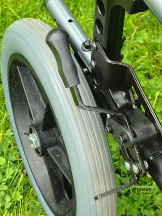 Silla de ruedas manual no autopropulsable plegable