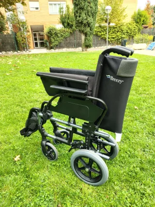 Silla de ruedas manual no autopropulsable plegable