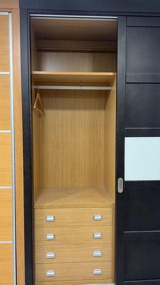 Armario puertas correderas madera y cristal