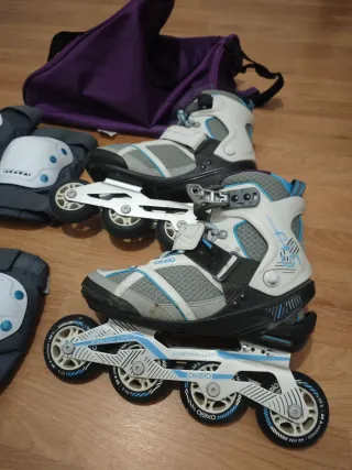 Patines en línea y protecciones con bolsa