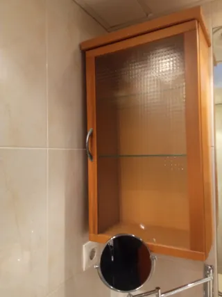 Armario madera con puerta cristal