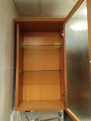 Armario madera con puerta cristal