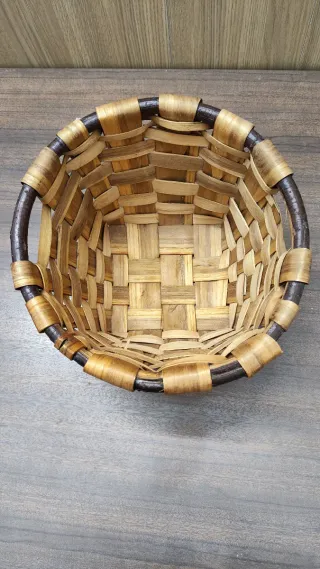 Cesto de mimbre y madera