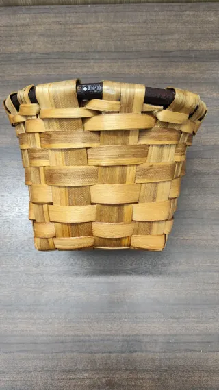 Cesto de mimbre y madera