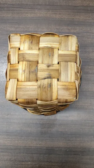 Cesto de mimbre y madera