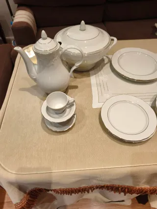 Vajilla de porcelana blanca y oro