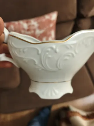 Vajilla de porcelana blanca y oro