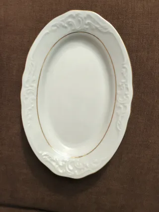 Vajilla de porcelana blanca y oro