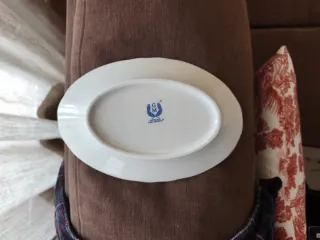 Vajilla de porcelana blanca y oro