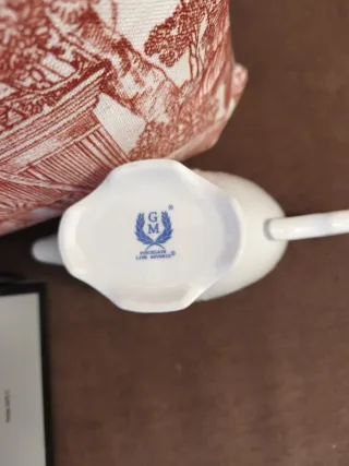 Vajilla de porcelana blanca y oro