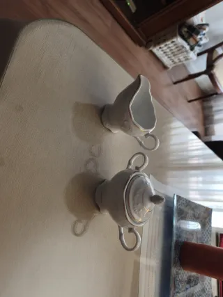 Vajilla de porcelana blanca y oro