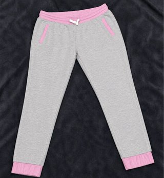 Pantalón de chándal gris y rosa