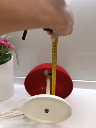 Lámpara de mesa vintage roja y blanca. Año 1975