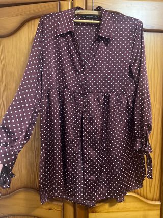 Camisa Zara Basic lunares borgoña