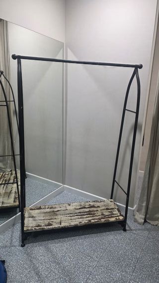 Perchero de hierro con balda de madera