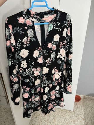 Mono floral negro y rosa.