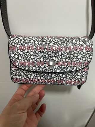 Bolso floral con texto