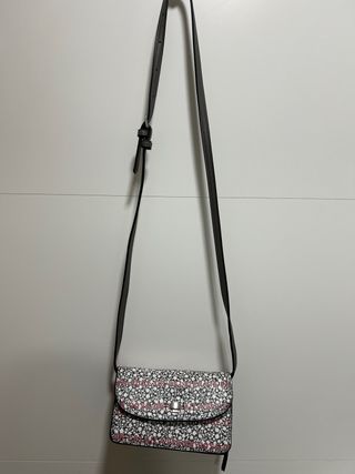 Bolso floral con texto