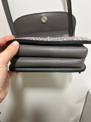 Bolso floral con texto