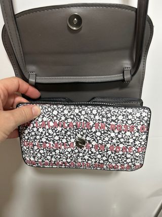 Bolso floral con texto