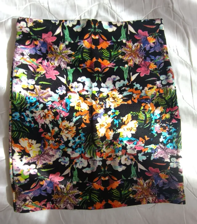 Minifalda floral negra multicolor