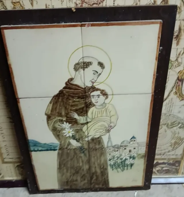 Azulejos antiguos con pintura de santo