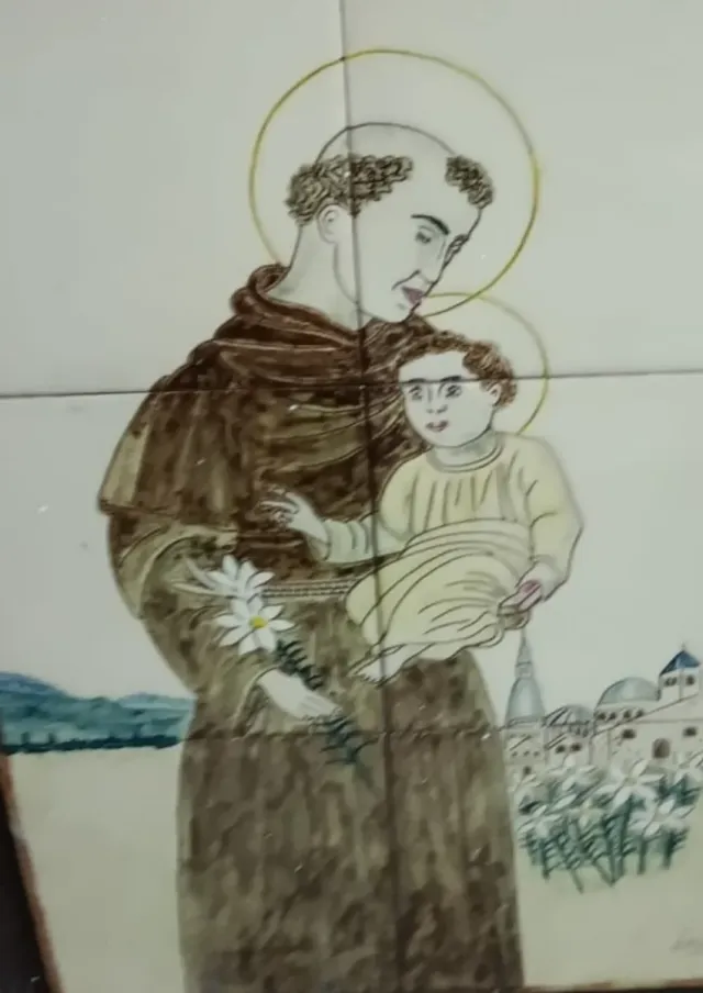 Azulejos antiguos con pintura de santo